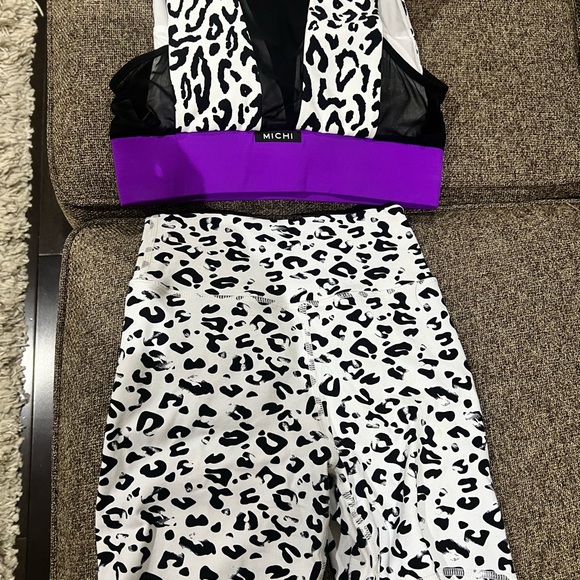 Sports bra and scrunch bum shorts set or individual - Picture 5 of 8